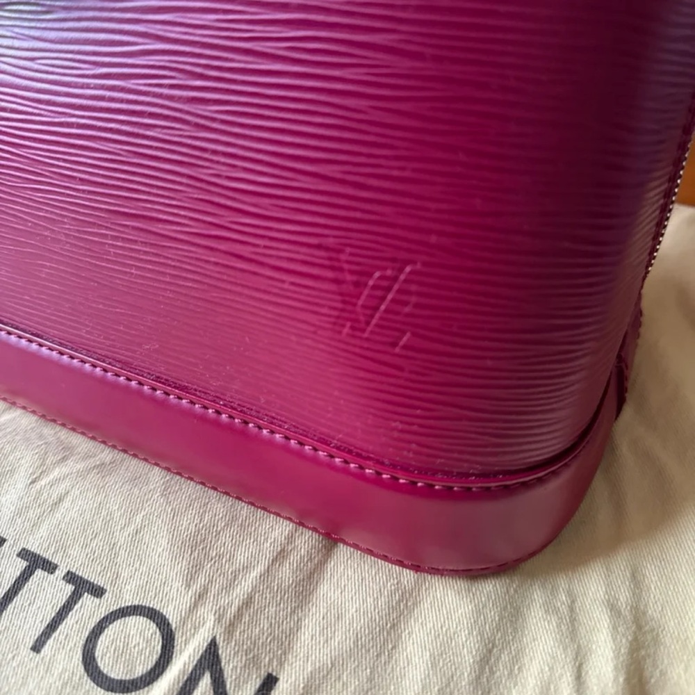 Authentic LV Alma Epi Leather Handbag MM - Picture 2 of 13